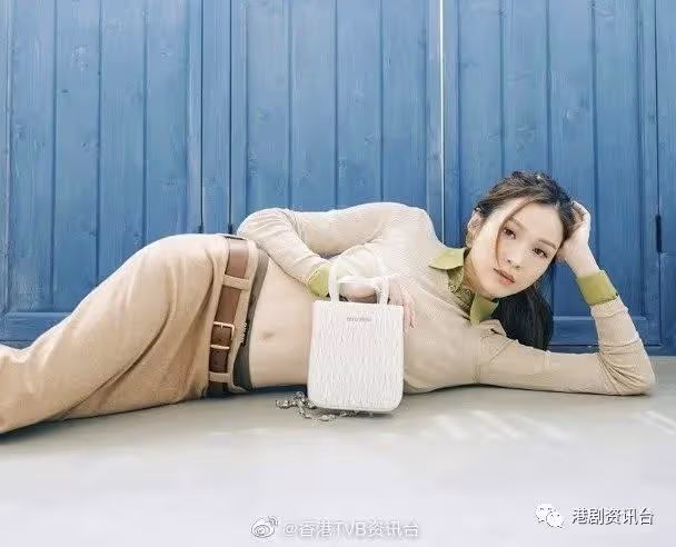 李佳芯罕曬白滑蛇腰勁誘惑!袁偉豪被老婆張寶兒一句話撻著