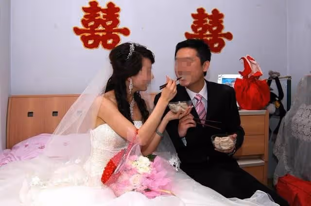 閨蜜結婚我送1000，我結婚她未露面，第二天聽到敲門我愣了