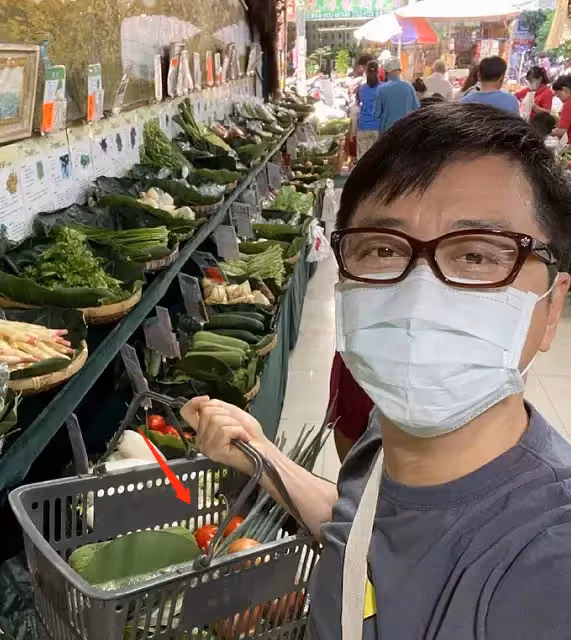 再婚4年好甜 !哈林「為愛當家庭煮夫」手拎菜籃逛市場 不惜「月砸70萬租2豪宅」全為老婆著想