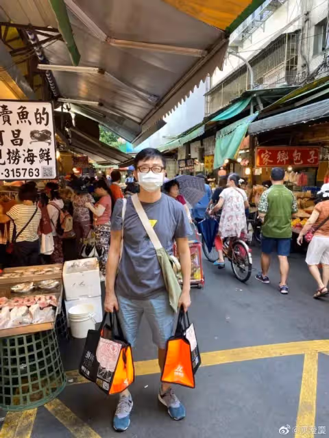 再婚4年好甜 !哈林「為愛當家庭煮夫」手拎菜籃逛市場 不惜「月砸70萬租2豪宅」全為老婆著想