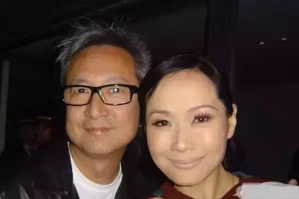 三度封后!58歲資深女星「結婚33年無子女」 老公出軌8次「至今堅持不離婚」與老公日常秀恩愛