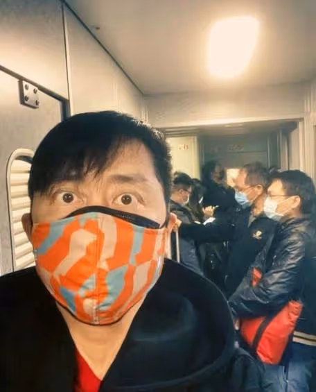 60歲庾澄慶樸素坐高鐵,買不到坐票和路人擠一堆,大方自拍無人識