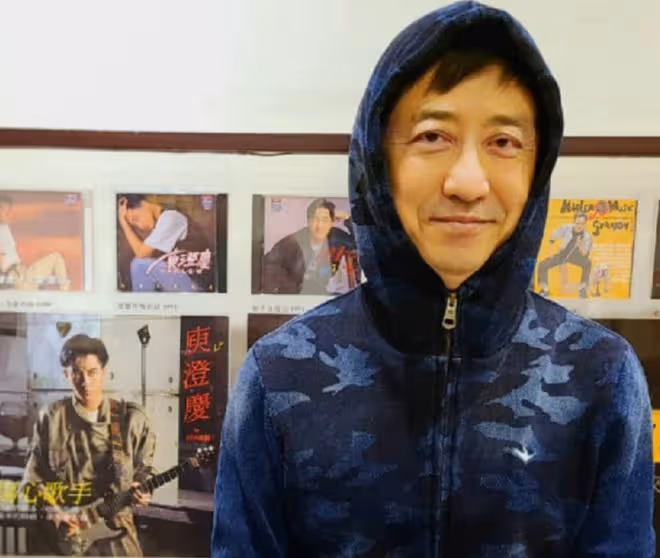 60歲庾澄慶樸素坐高鐵,買不到坐票和路人擠一堆,大方自拍無人識