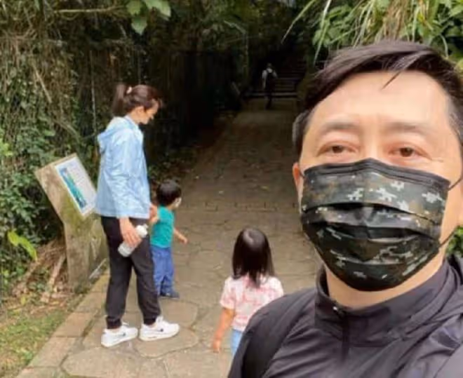 60歲庾澄慶樸素坐高鐵,買不到坐票和路人擠一堆,大方自拍無人識