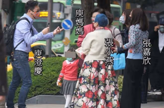 60歲庾澄慶樸素坐高鐵,買不到坐票和路人擠一堆,大方自拍無人識
