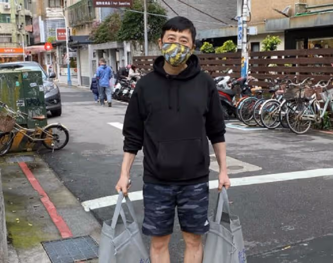 60歲庾澄慶樸素坐高鐵，買不到坐票和路人擠一堆，大方自拍無人識