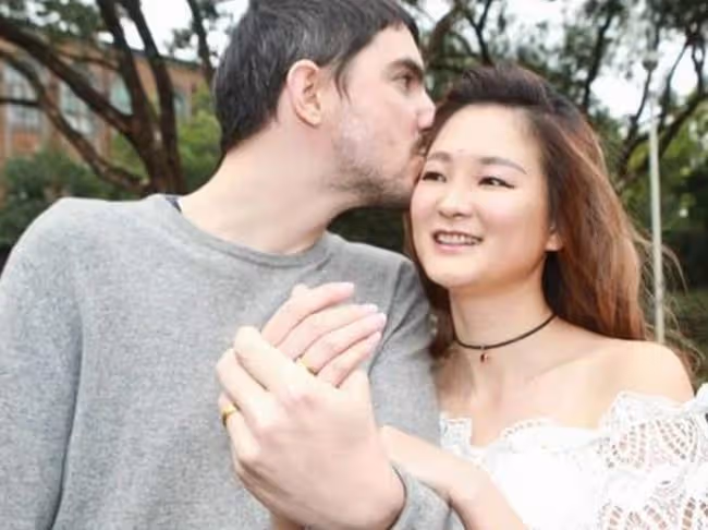 恭喜！女星嫁外國貴族老公9年，宣布產下混血女嬰，寶寶重6.4斤
