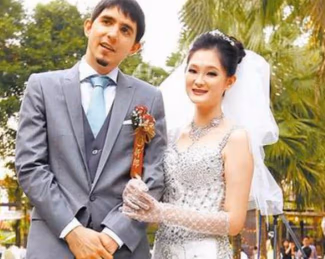 恭喜！女星嫁外國貴族老公9年，宣布產下混血女嬰，寶寶重6.4斤