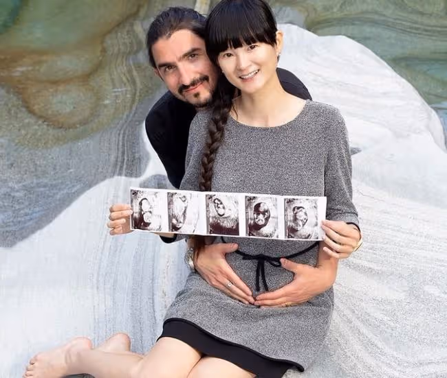 恭喜！女星嫁外國貴族老公9年，宣布產下混血女嬰，寶寶重6.4斤