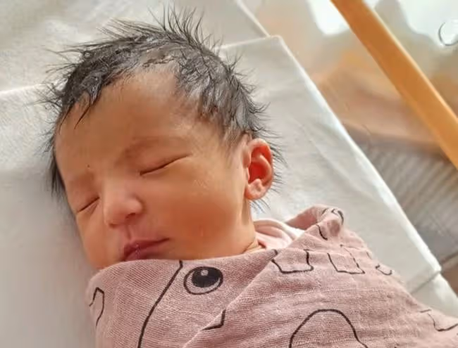 恭喜！女星嫁外國貴族老公9年，宣布產下混血女嬰，寶寶重6.4斤