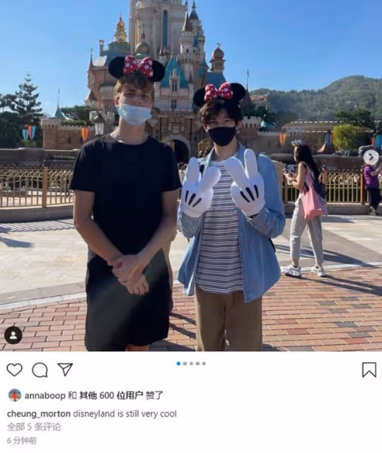 張智霖15歲兒子與倆美女出遊，女方身材出眾氣質好，眾人開心合影