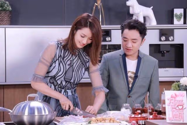 期待!王祖藍開拍新節目,夫妻檔上陣,清一色港星陣容吸睛