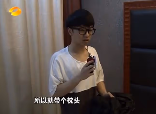 圈內人曝流量男星睡漂亮粉絲,事後將女生開除了事,華晨宇躺槍