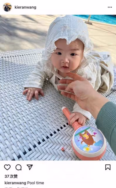 朱珠女兒6個月就學游泳,握撥浪鼓萌態十足,戴蕾絲帽精緻似公主