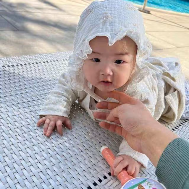 朱珠女兒6個月就學游泳,握撥浪鼓萌態十足,戴蕾絲帽精緻似公主