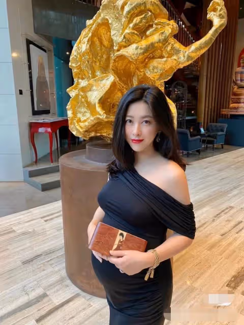 朱珠女兒6個月就學游泳,握撥浪鼓萌態十足,戴蕾絲帽精緻似公主