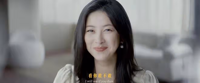 朱珠女兒6個月就學游泳,握撥浪鼓萌態十足,戴蕾絲帽精緻似公主