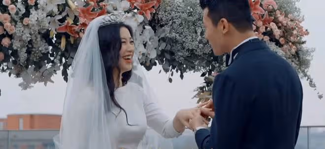 朱珠女兒6個月就學游泳,握撥浪鼓萌態十足,戴蕾絲帽精緻似公主