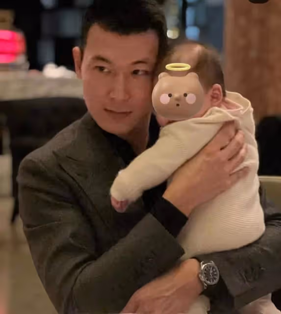 朱珠女兒6個月就學游泳,握撥浪鼓萌態十足,戴蕾絲帽精緻似公主