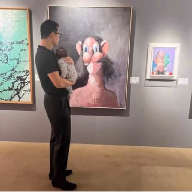 朱珠女兒6個月就學游泳,握撥浪鼓萌態十足,戴蕾絲帽精緻似公主