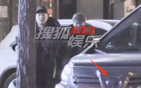郝蕾開近百萬車帶男友玩樂,男方身形魁梧太惹眼,兩人飯桌上膩歪