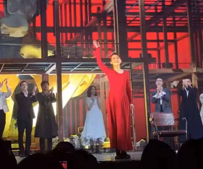 46歲梅婷出演話劇女主,露天鵝頸皮膚雪白,對觀眾飛吻謝幕顯嬌俏