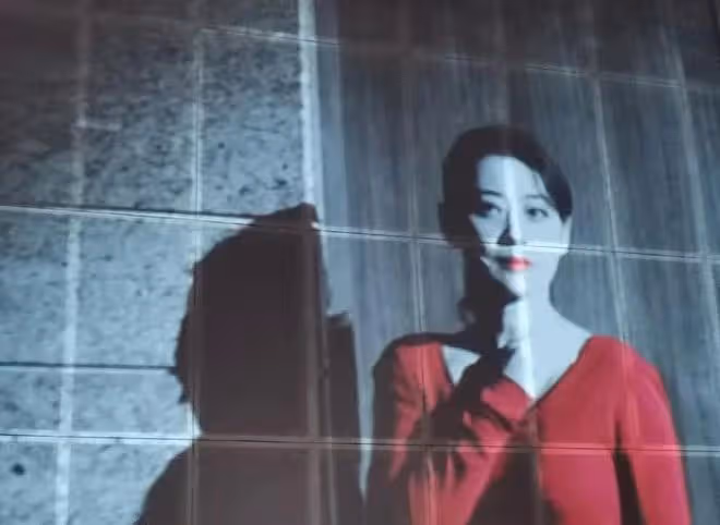 46歲梅婷出演話劇女主,露天鵝頸皮膚雪白,對觀眾飛吻謝幕顯嬌俏