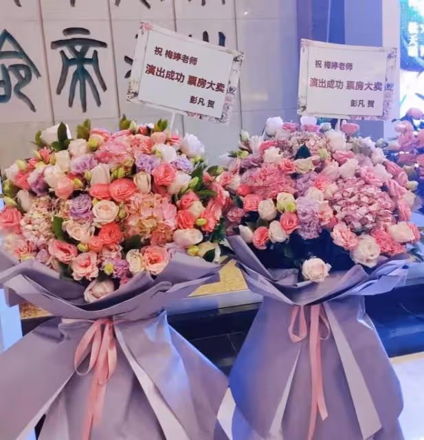 46歲梅婷出演話劇女主,露天鵝頸皮膚雪白,對觀眾飛吻謝幕顯嬌俏