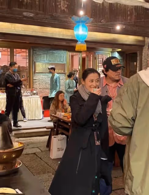 46歲梅婷出演話劇女主,露天鵝頸皮膚雪白,對觀眾飛吻謝幕顯嬌俏