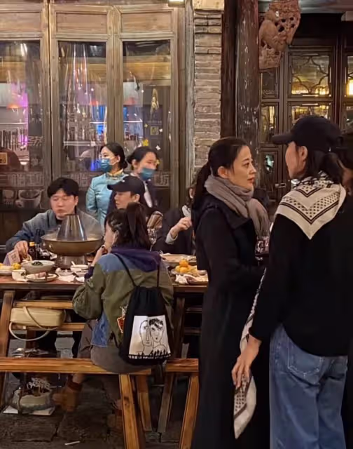 46歲梅婷出演話劇女主,露天鵝頸皮膚雪白,對觀眾飛吻謝幕顯嬌俏