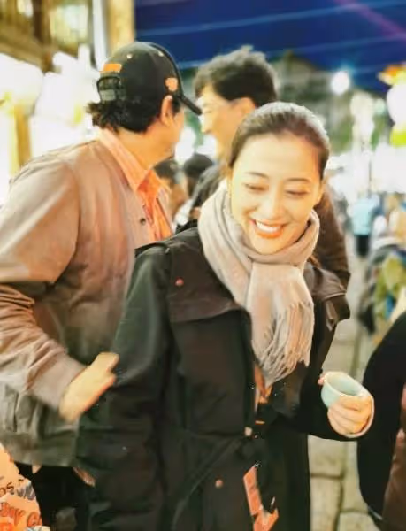 46歲梅婷出演話劇女主,露天鵝頸皮膚雪白,對觀眾飛吻謝幕顯嬌俏