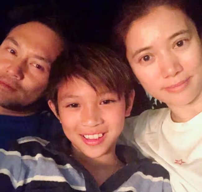 張智霖15歲兒子與倆美女出遊，女方身材出眾氣質好，眾人開心合影