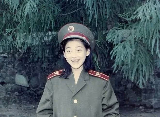 46歲梅婷出演話劇女主,露天鵝頸皮膚雪白,對觀眾飛吻謝幕顯嬌俏