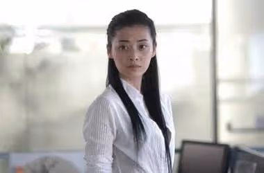 46歲梅婷出演話劇女主,露天鵝頸皮膚雪白,對觀眾飛吻謝幕顯嬌俏