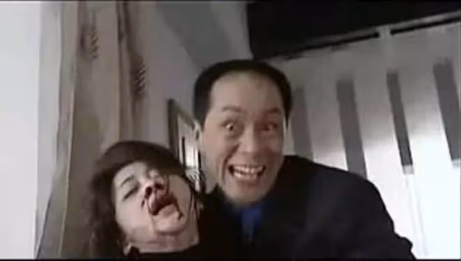 46歲梅婷出演話劇女主,露天鵝頸皮膚雪白,對觀眾飛吻謝幕顯嬌俏