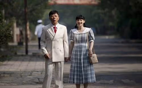 46歲梅婷出演話劇女主,露天鵝頸皮膚雪白,對觀眾飛吻謝幕顯嬌俏
