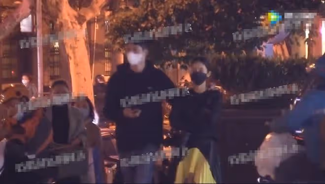 王子文吳永恩街頭秀恩愛!摟脖牽手現最萌身高差,形影不離太甜蜜