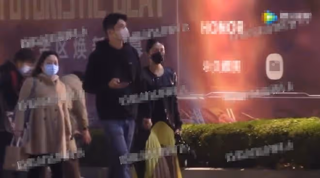 王子文吳永恩街頭秀恩愛!摟脖牽手現最萌身高差,形影不離太甜蜜