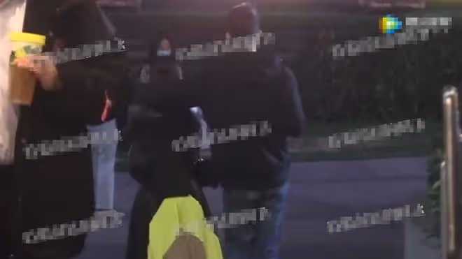 王子文吳永恩街頭秀恩愛!摟脖牽手現最萌身高差,形影不離太甜蜜