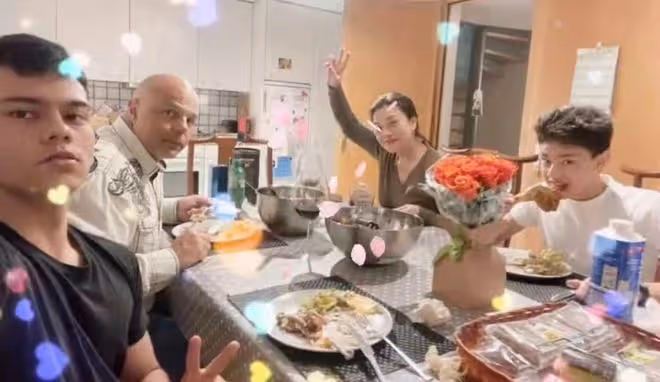 58歲史可素顏現身,與外籍富豪老公舉杯暢飲,兩混血兒子高大帥氣