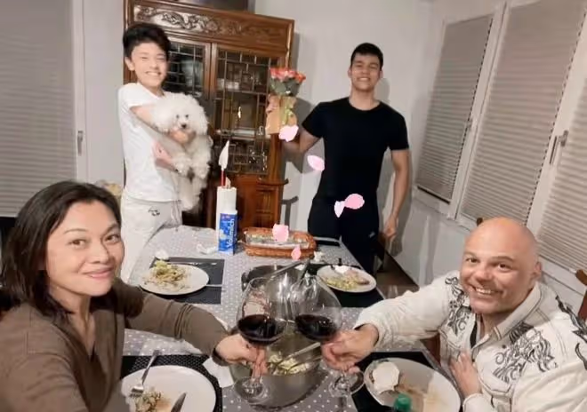 58歲史可素顏現身,與外籍富豪老公舉杯暢飲,兩混血兒子高大帥氣