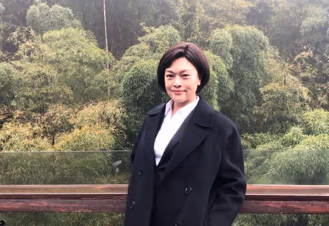 58歲史可素顏現身,與外籍富豪老公舉杯暢飲,兩混血兒子高大帥氣