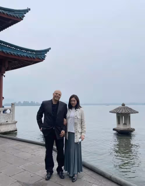 58歲史可素顏現身,與外籍富豪老公舉杯暢飲,兩混血兒子高大帥氣