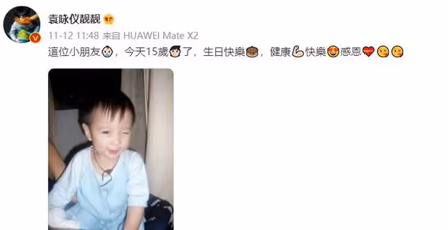 張智霖15歲兒子與倆美女出遊，女方身材出眾氣質好，眾人開心合影