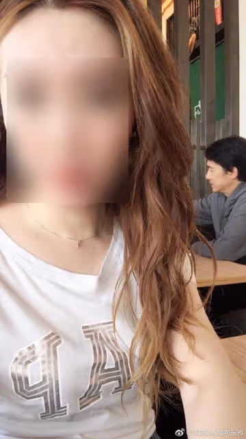她去喝茶對面竟坐「梁朝偉」假裝自拍合照…下秒被發現「更大驚喜在對面」！