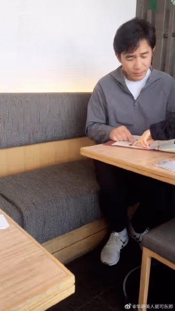 她去喝茶對面竟坐「梁朝偉」假裝自拍合照…下秒被發現「更大驚喜在對面」！
