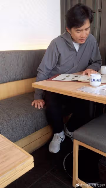 她去喝茶對面竟坐「梁朝偉」假裝自拍合照…下秒被發現「更大驚喜在對面」！