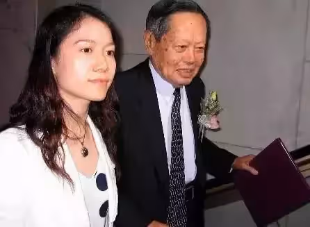 差54歲爺孫戀還是錯付了？楊振寧公開遺囑「把財產都留給子女」給嫩妻的「只是同意改嫁」