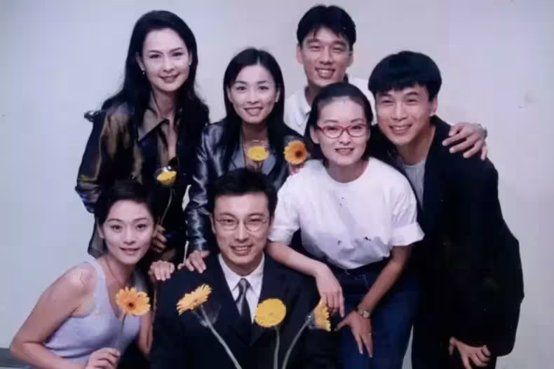 秒掀回憶！崔佩儀曬《花系列》20年後大合照「有革命情感❤」　粉絲驚「當年超帥小生都沒變」保養太好