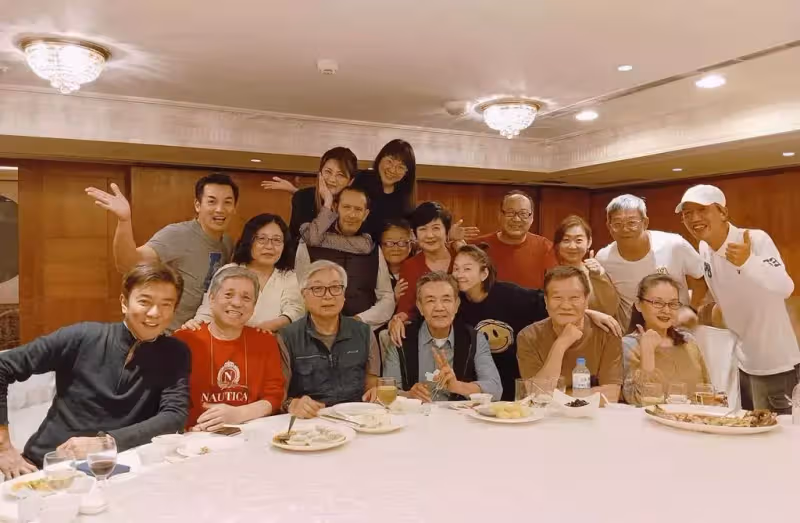 秒掀回憶！崔佩儀曬《花系列》20年後大合照「有革命情感❤」　粉絲驚「當年超帥小生都沒變」保養太好